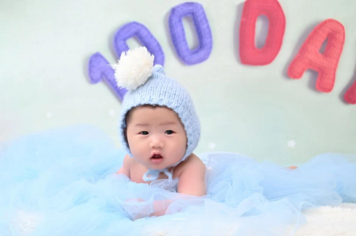 广州代怀试管生子宝宝趴着吃奶